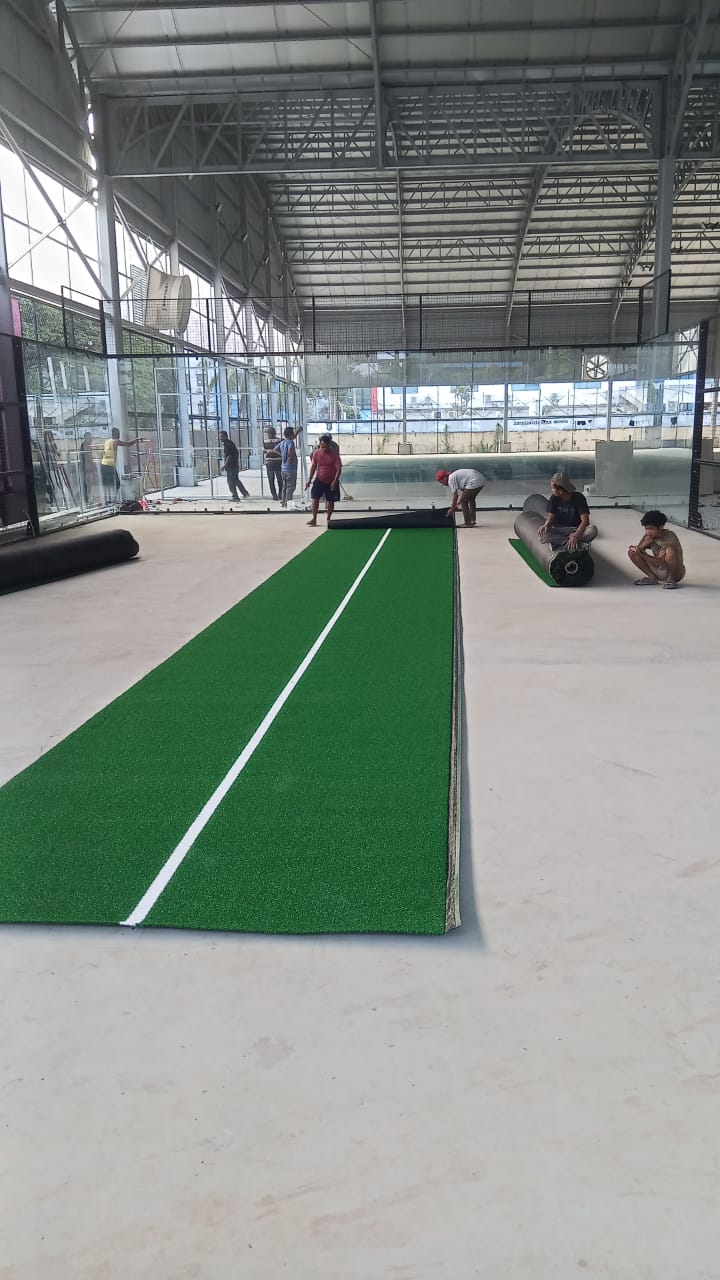 Gelar karpet padel hijau dengan garis tengah presisi