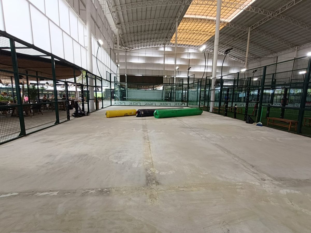Struktur padel court siap instalasi