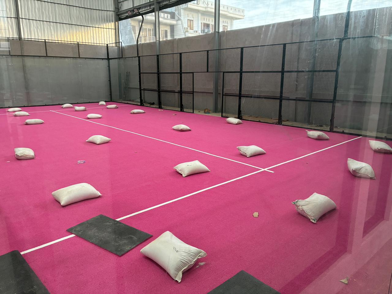 Pink padel court dengan pasir silica