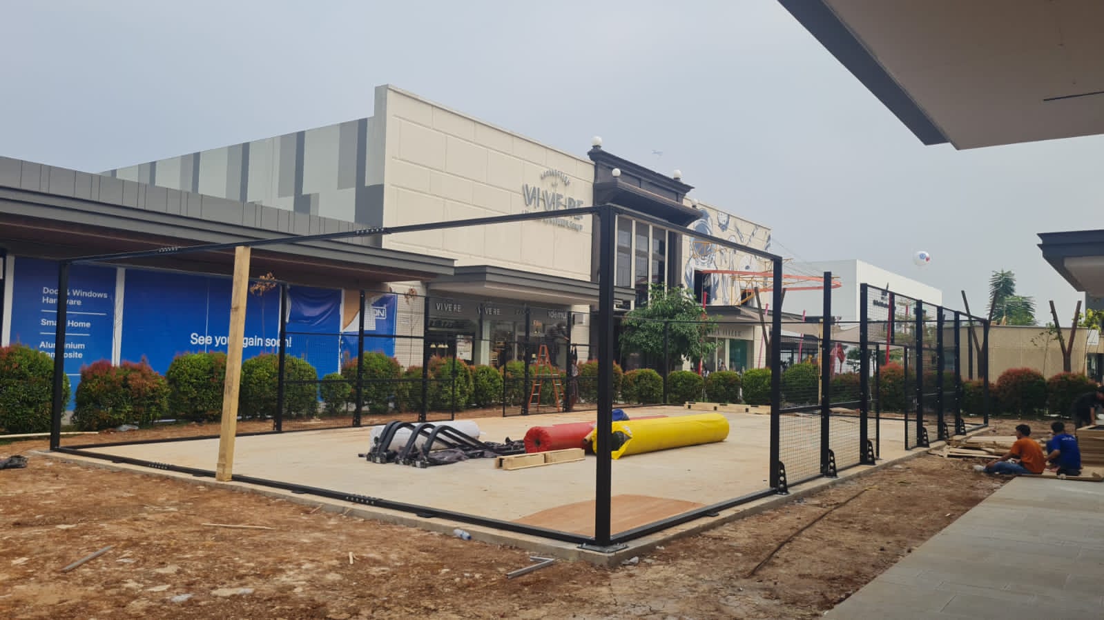 Konstruksi outdoor padel court