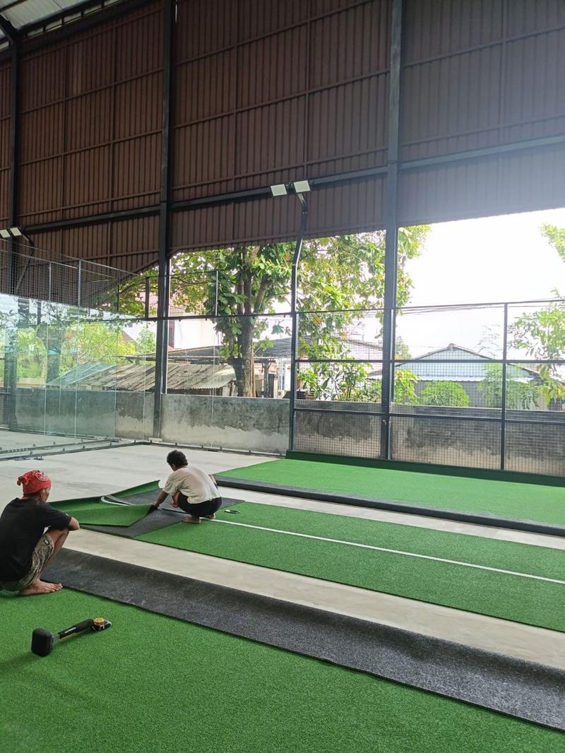 Instalasi karpet padel hijau oleh tim PadelTurf.id