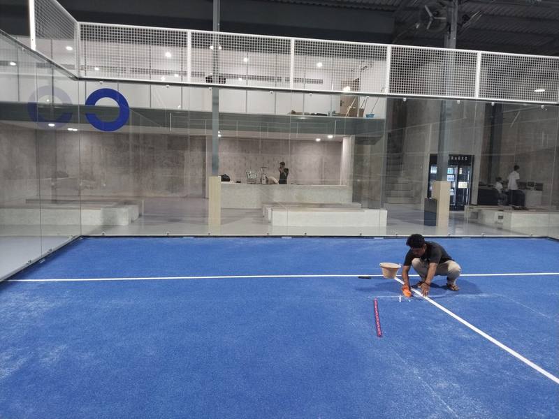 Blue padel court dengan line marking presisi